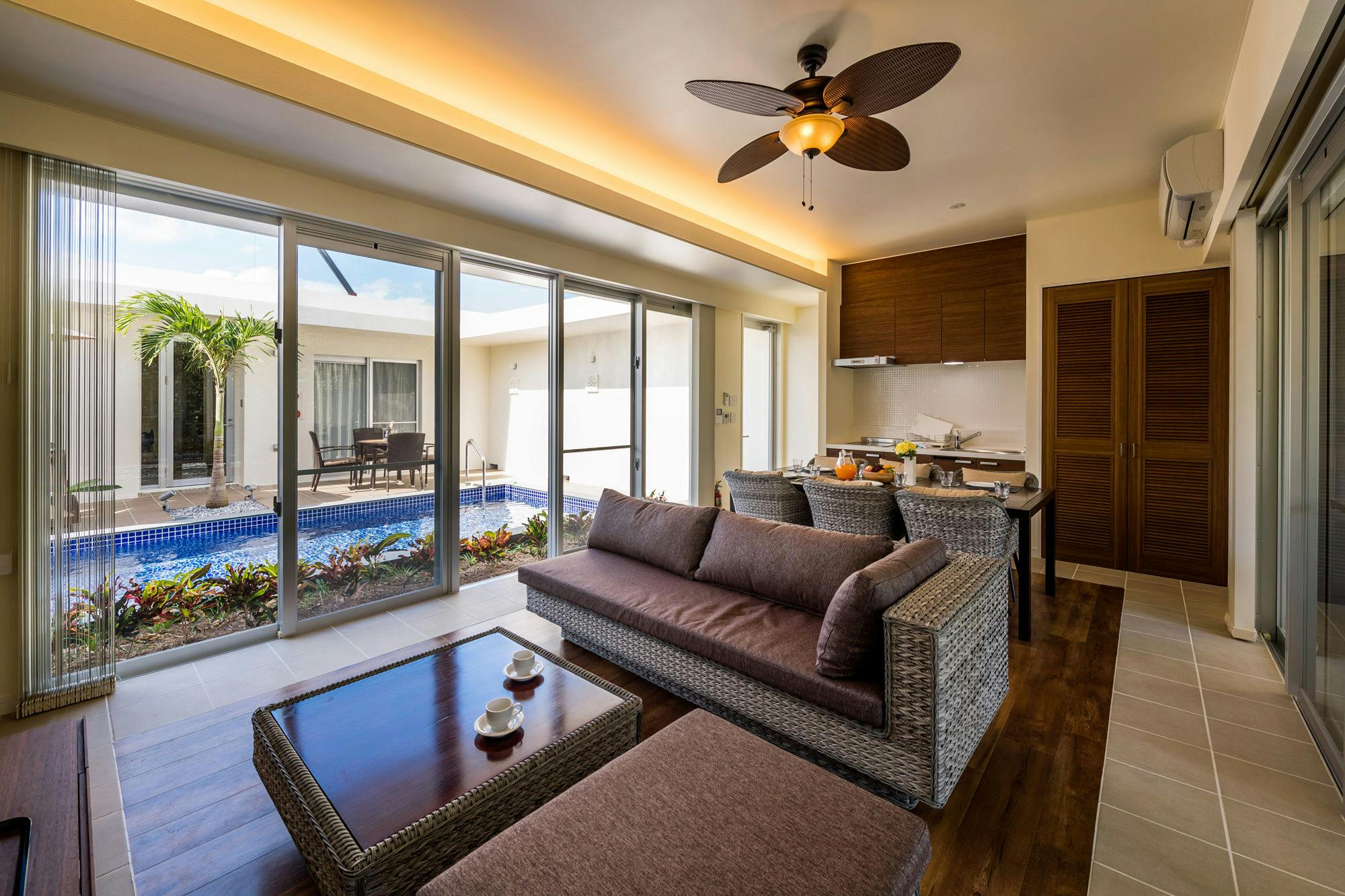 【LOTUS: ห้องนั่งเล่นและห้องรับประทานอาหาร】