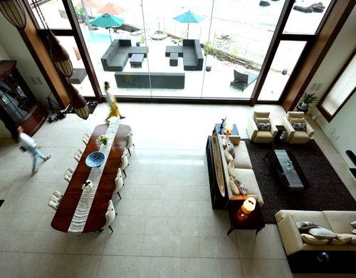 エントランスから見たリビング