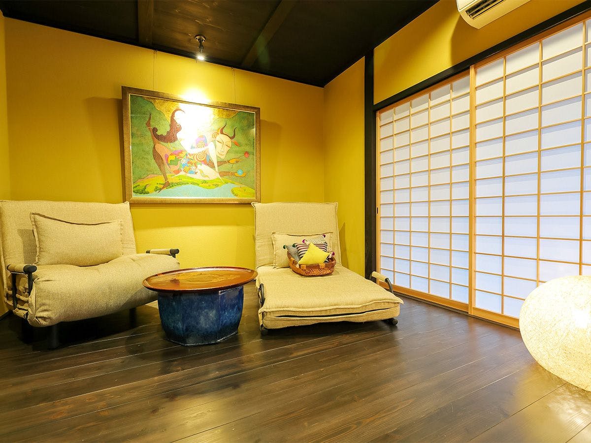 พื้นที่ห้องนั่งเล่นที่ตกแต่งด้วยความพิถีพิถัน