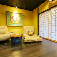 พื้นที่ห้องนั่งเล่นที่ตกแต่งด้วยความพิถีพิถัน