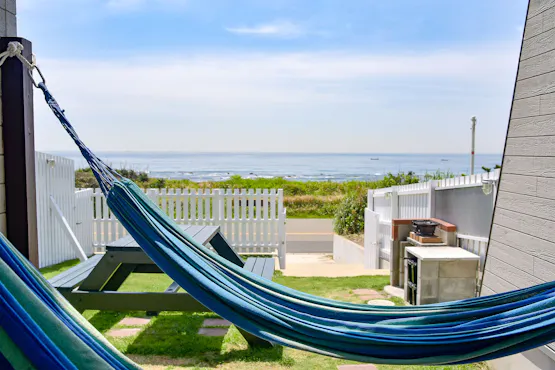 Bergoyang di atas hammock.