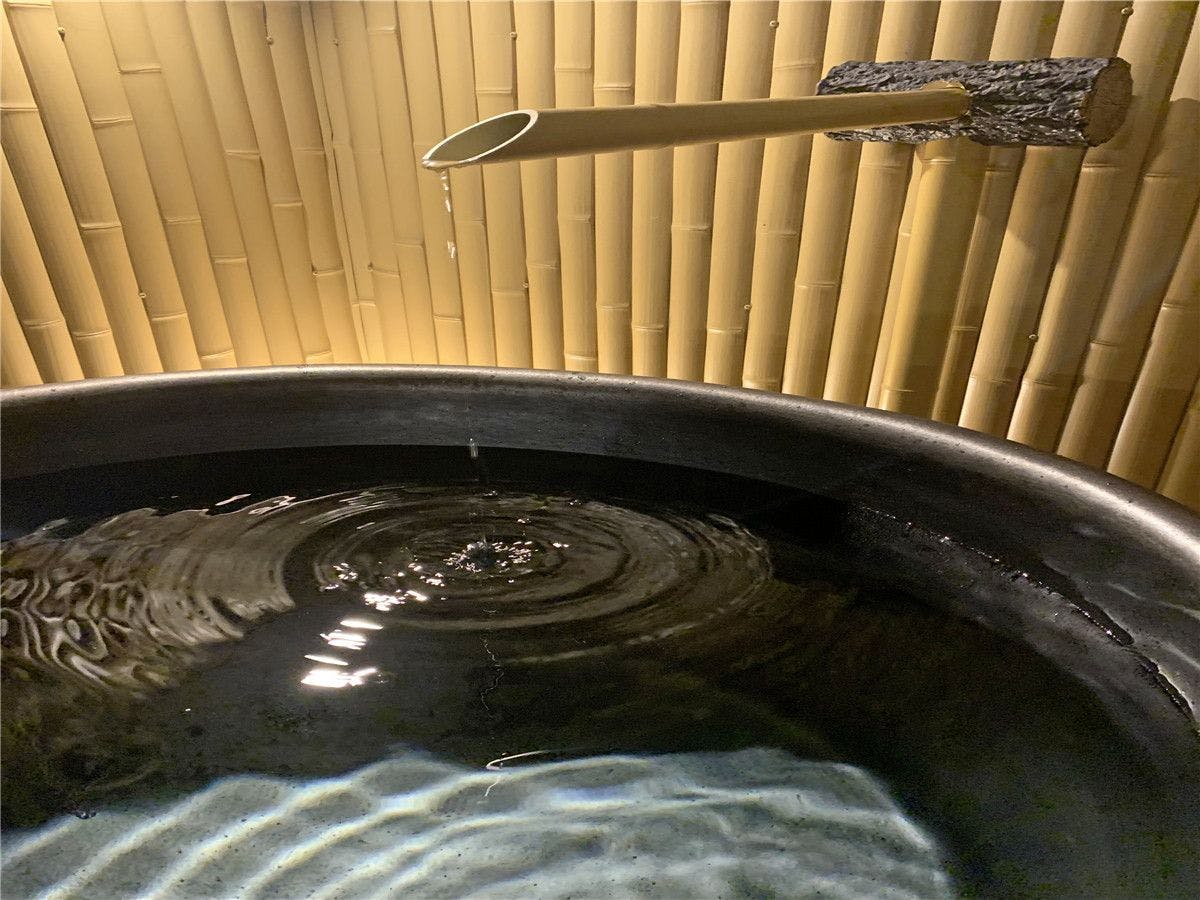 ชั้น 2 อ่างอาบน้ำกลางแจ้ง