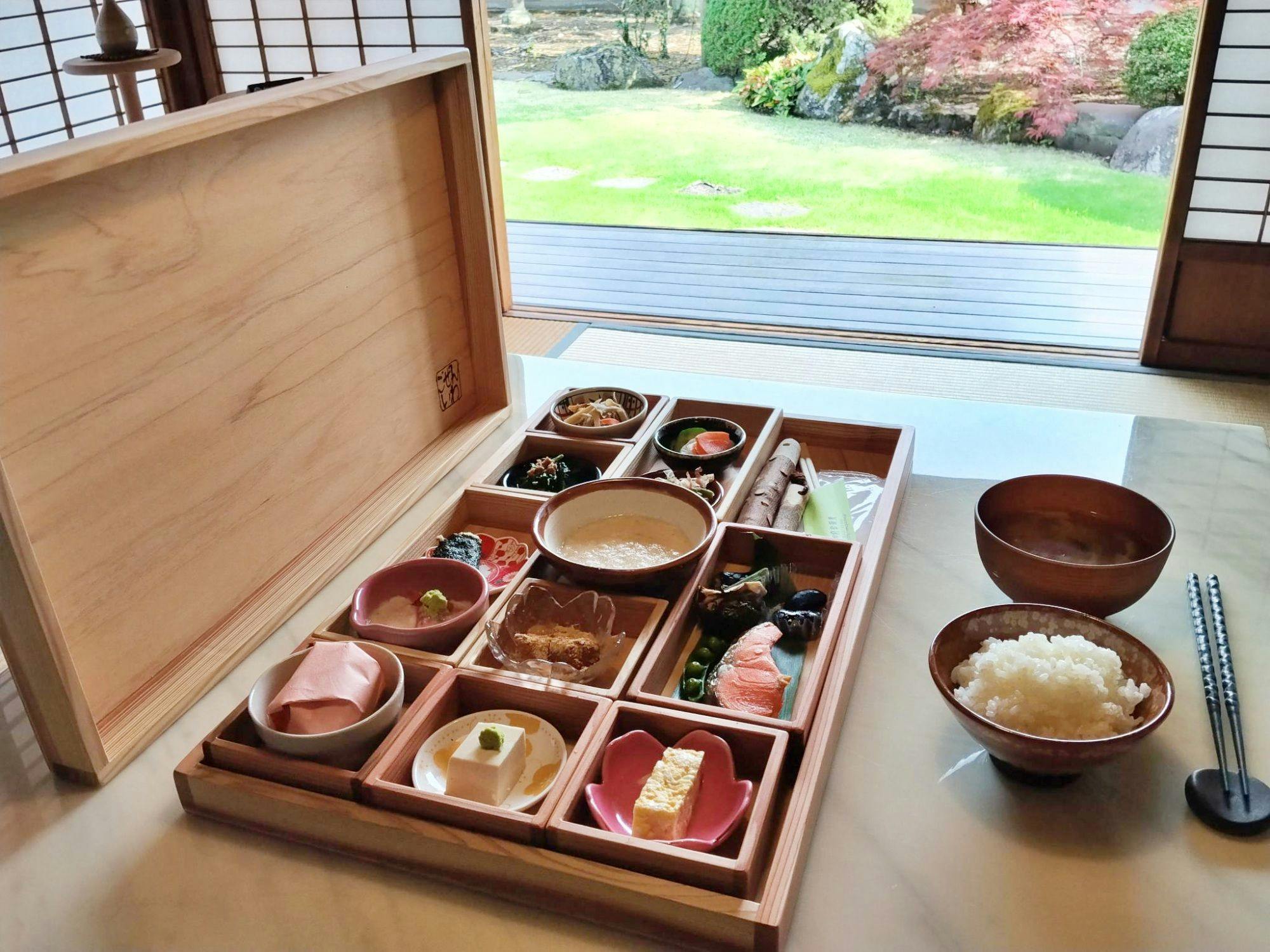 【身体にやさしい贅沢朝ごはん 】地元産のすりたて自然薯と里山の旬食材を楽しめる和朝食を部屋食にて