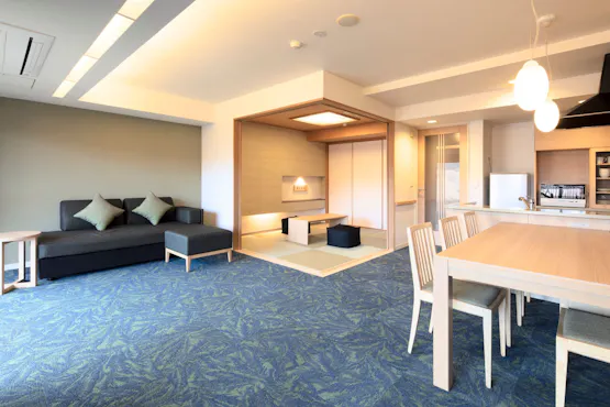 Dari ruang tamu ke ruang makan dan kamar bergaya Jepang.