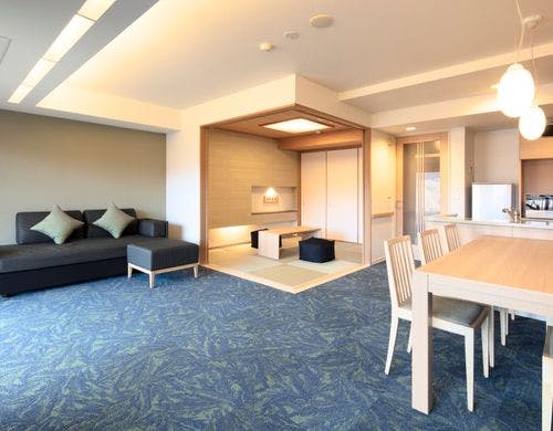 リビングからダイニング、和室。