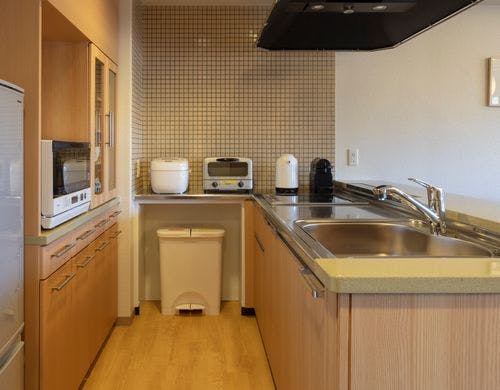 大きな窓からは箱根の山々が望めます。