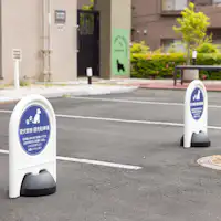 Tempat parkir keluarga pecinta anjing