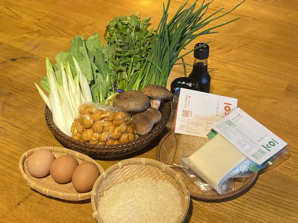 庭を望むオープンキッチンで旬の地元食材を使った料理を楽しむ【朝食食材付き】