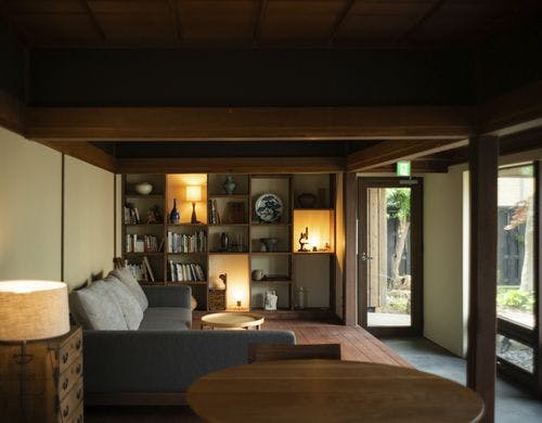 大きな窓から景色を眺めるリビング