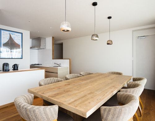 201 Enoshima room ダイニングテーブル