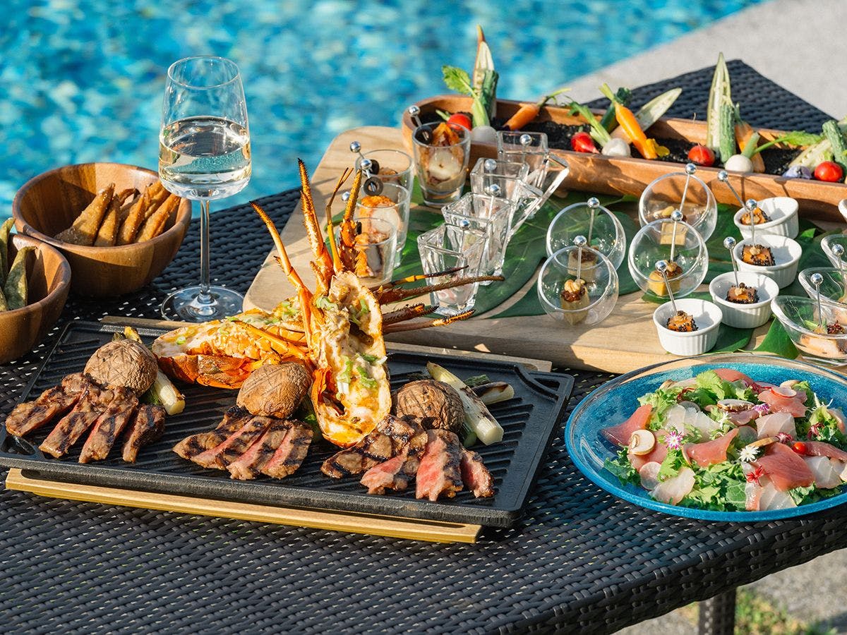 Makan malam pilihan tersedia, termasuk menu BBQ.