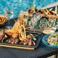 Makan malam pilihan tersedia, termasuk menu BBQ.