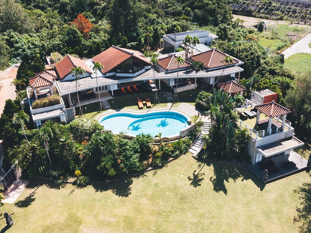 Akomodasi satu bangunan, maksimal 9 orang.