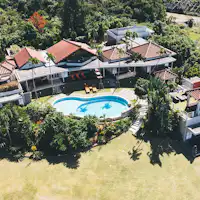 Akomodasi satu bangunan, maksimal 9 orang.