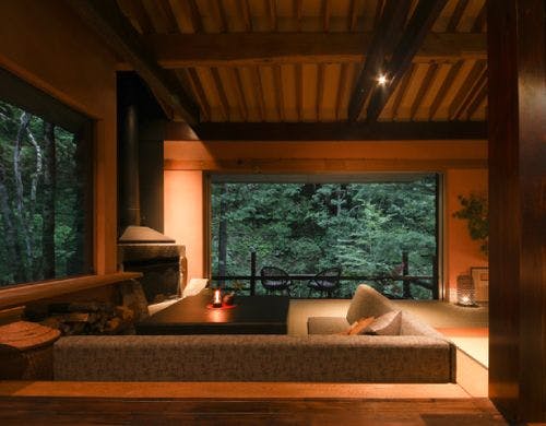 テラスからも美しい紅葉がご覧いただけます