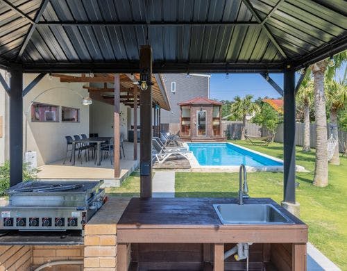 屋根付きガスBBQガーデン