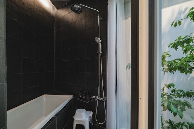 นี่คือห้องอาบน้ำที่สามารถมองเห็นสีเขียวได้