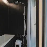 นี่คือห้องอาบน้ำที่สามารถมองเห็นสีเขียวได้