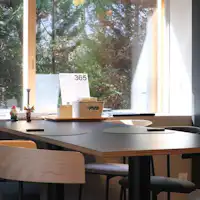 เพลิดเพลินกับอาหารและการพบปะสังสรรค์ในบ้าน