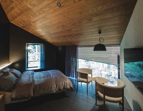 リッチな主審室にはこだわりの家具