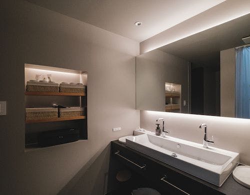 広々とした洗面所です。コテ類も完備