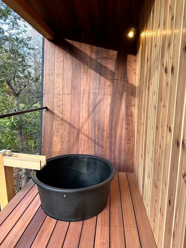 นี่คือสภาพของอ่างน้ำเย็นในกระท่อมซาวน่า