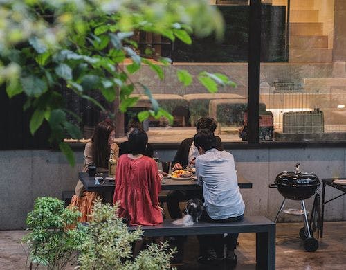屋根が伸びていて雨でもBBQが可能です