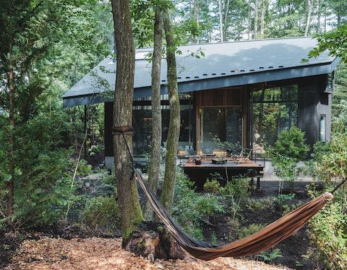 自然に囲まれ、ハンモックに揺られ