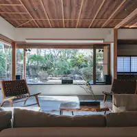 ・【リビング】木々豊かな庭園ビュー