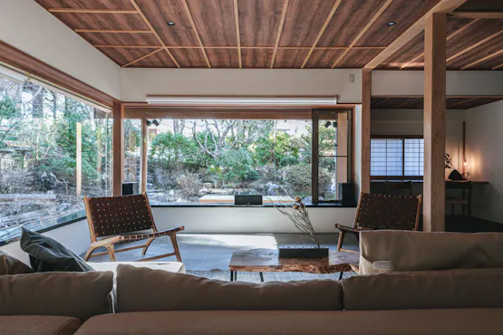 ・【リビング】木々豊かな庭園ビュー