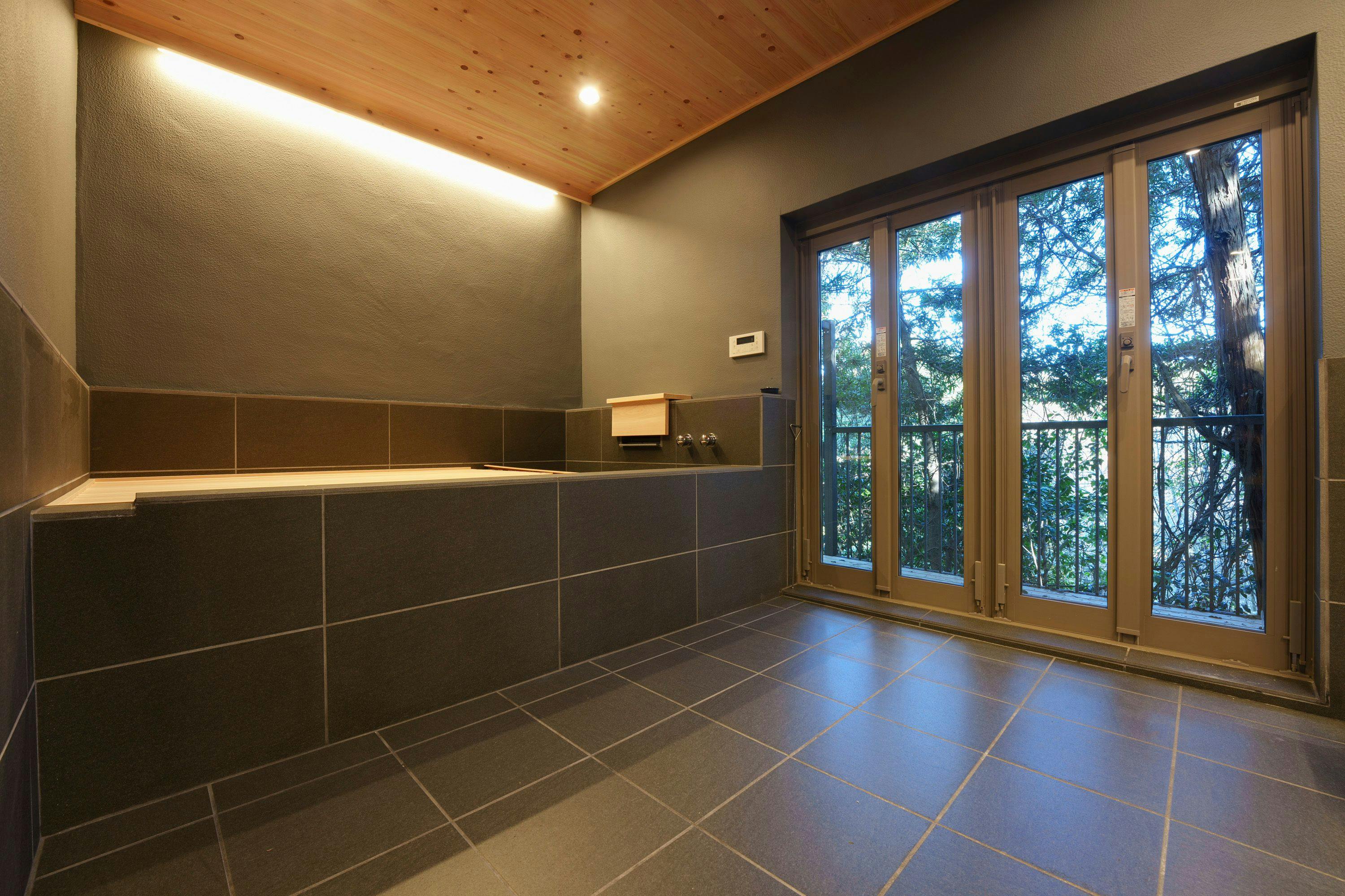 ・【バスルーム】天然温泉で、ゆったり寛ぐ