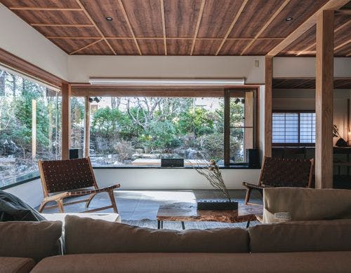 ・【リビング】木々豊かな庭園ビュー