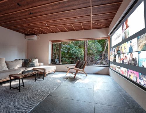 ・【Living】泊まれる映画館のような体験