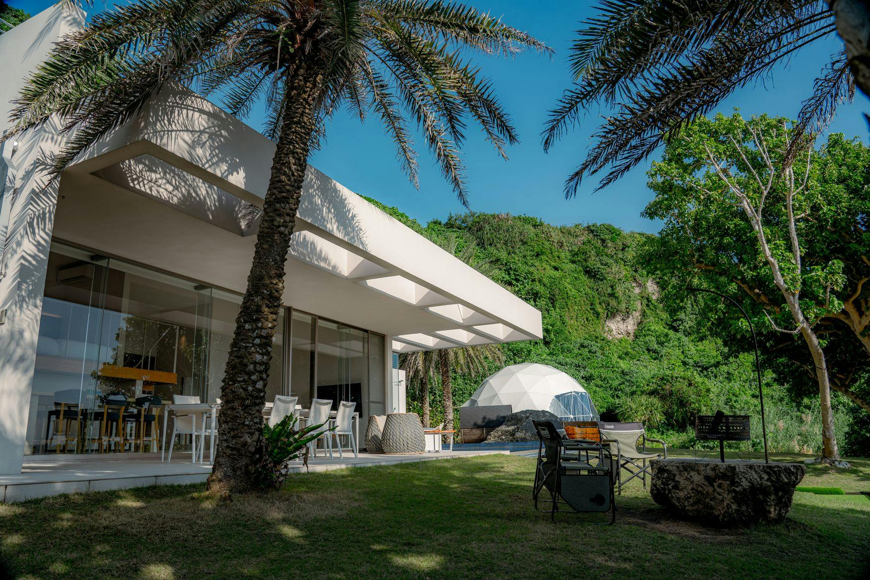 ヴィラと庭が織りなす、開放感あふれる空間