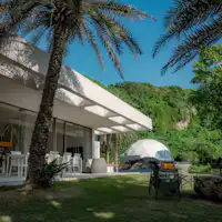 ヴィラと庭が織りなす、開放感あふれる空間