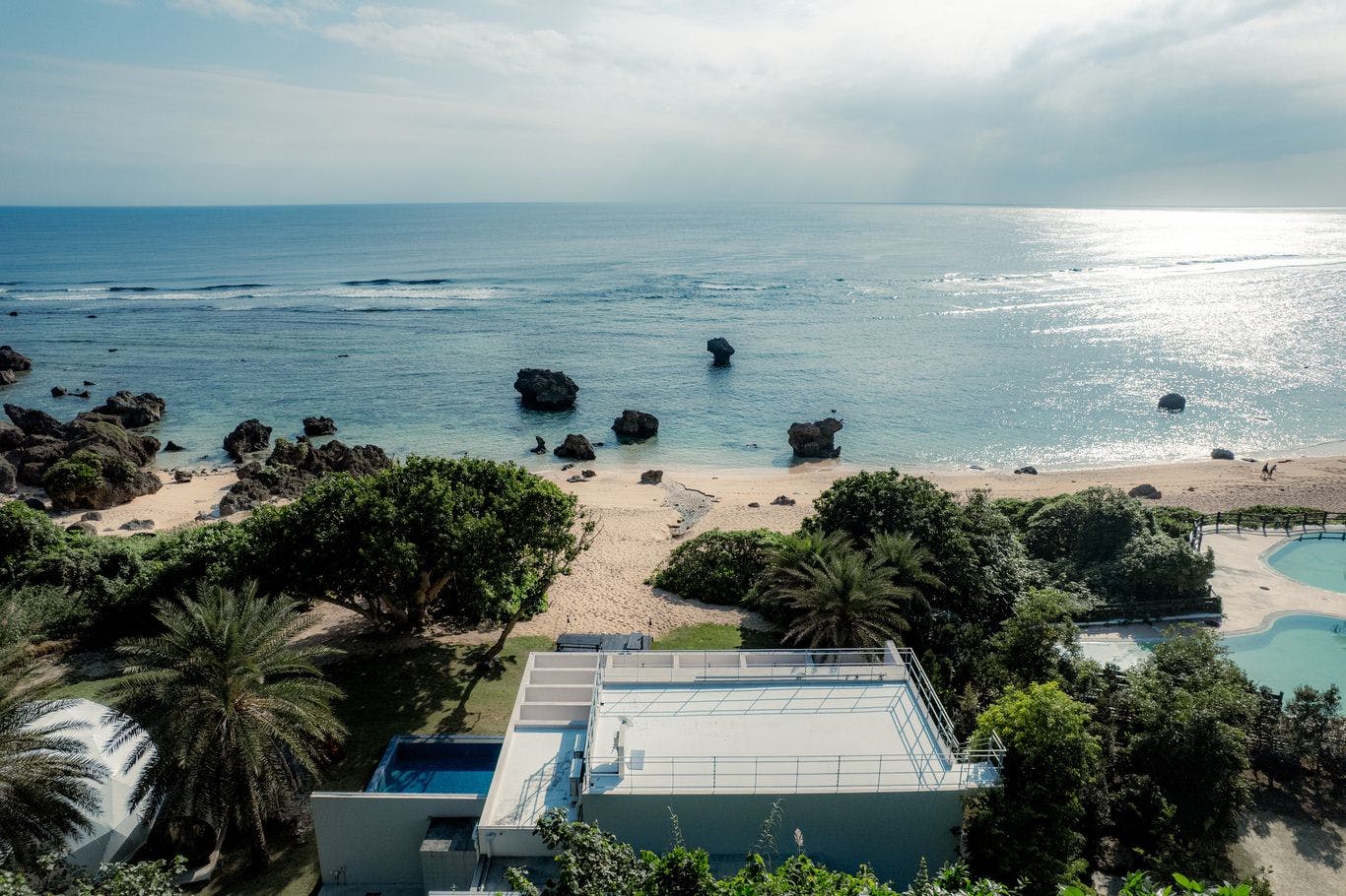 上空から望む海と一体となるヴィラの佇まい