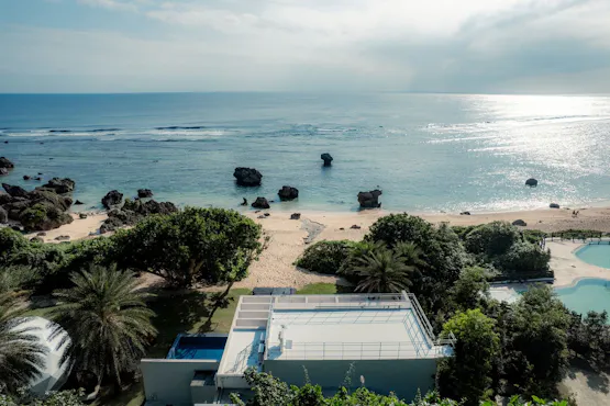 上空から望む海と一体となるヴィラの佇まい