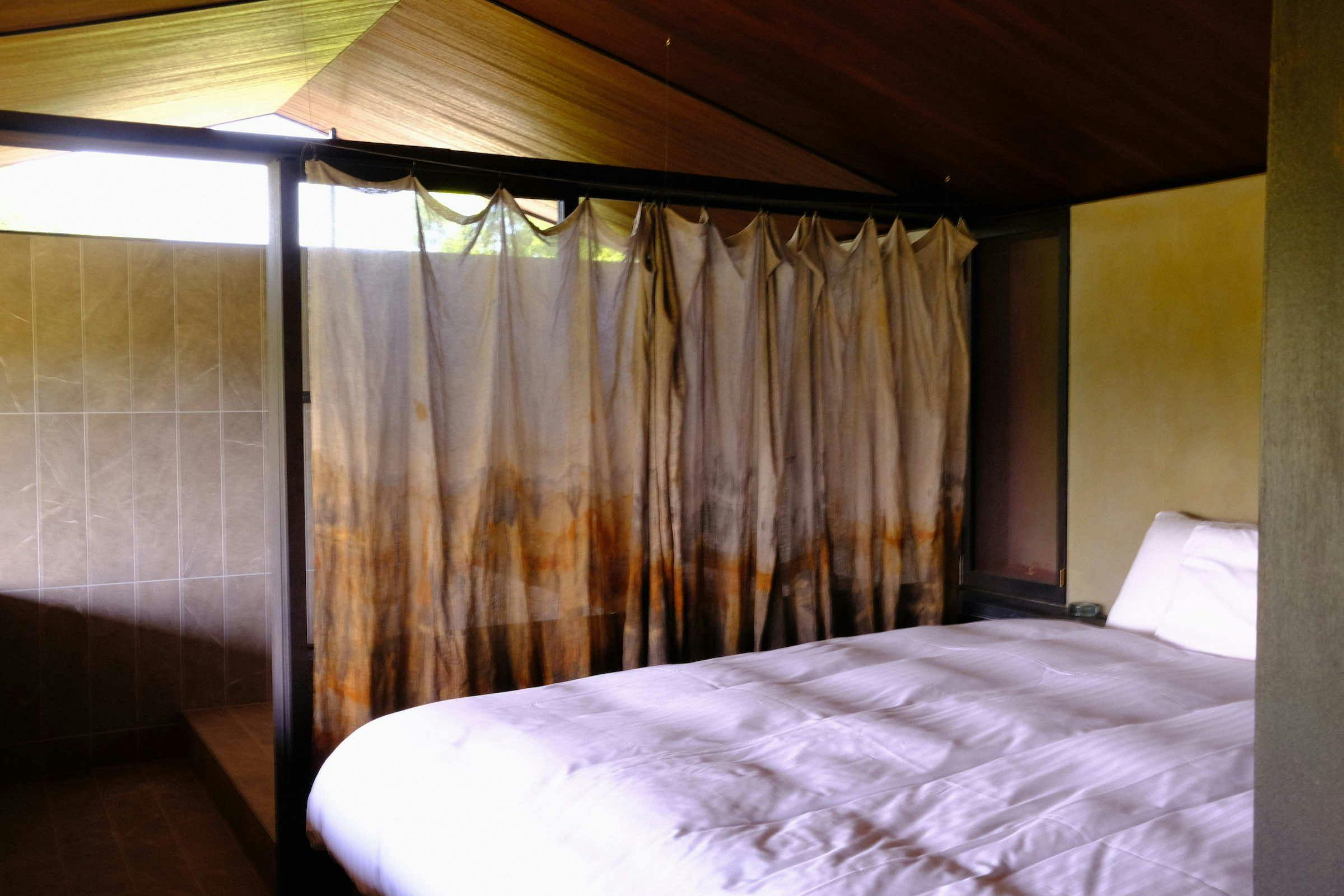 カーテンは錆び染めに、ベッドルーム