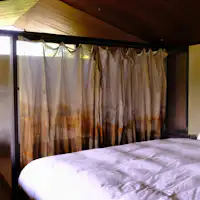 カーテンは錆び染めに、ベッドルーム