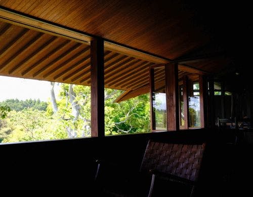 カーテンは錆び染めに、ベッドルーム