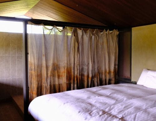 夏、高く昇る太陽が作る濃い日陰。