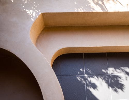 ラウンドの重なりが可愛い。