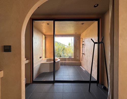 洞窟風の丸いお風呂