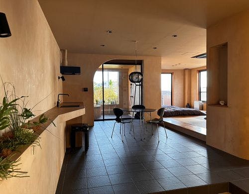 ベージュとブラックで構成されたデザイン