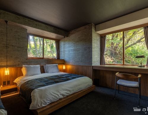 木々に囲まれたソファベッド付き客室