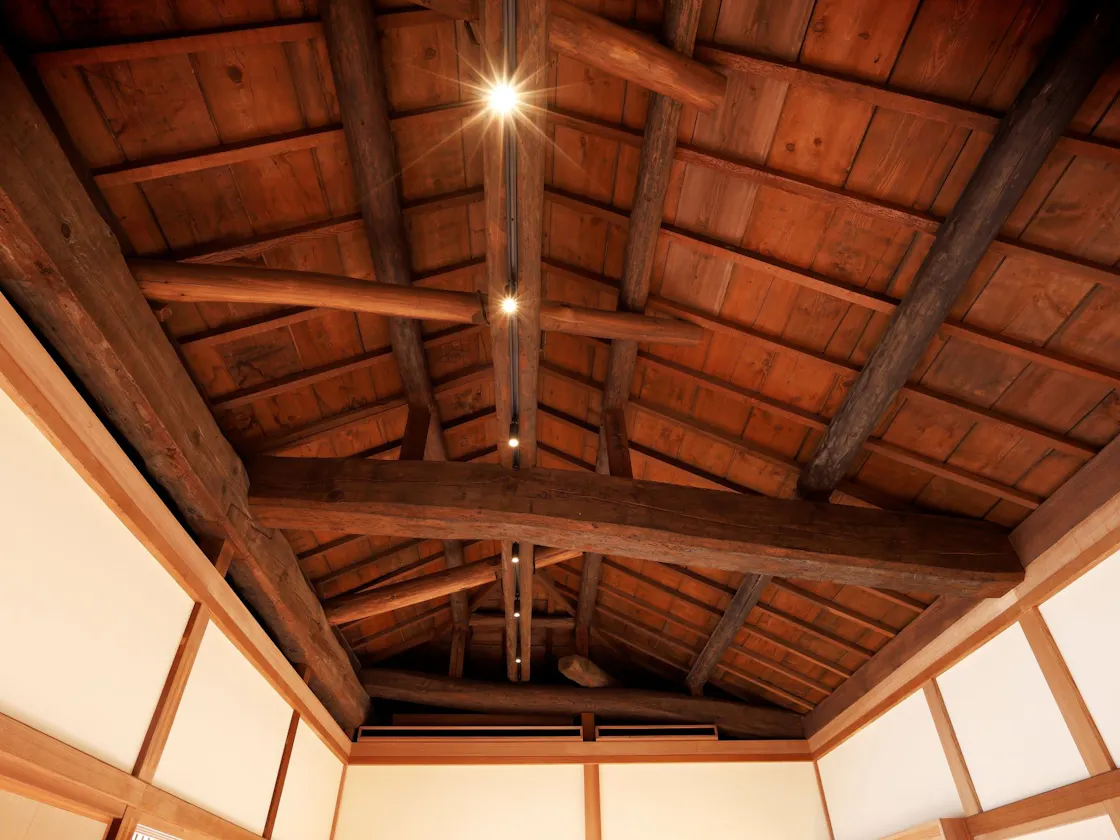 建築当時の梁を残した寝室