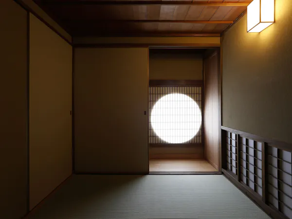 宿隣接の茶室前室。茶室は朝食の場として