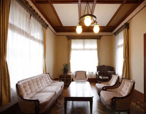 大正浪漫漂う洋館を改修したラウンジ