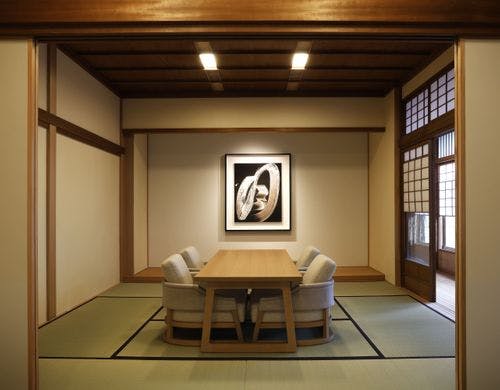 リビング。月と揮毫した杉本博司氏の作品