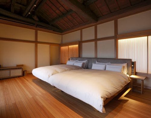 ダブルベッドを2台設置